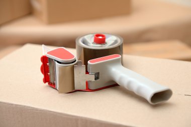 dispenser ile ambalaj koli