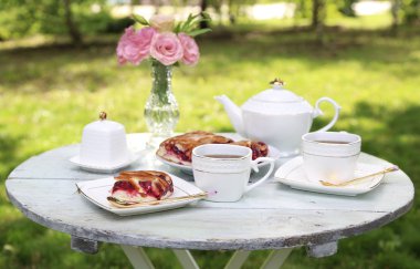sehpa teacups ve bahçesinde lezzetli börek ile