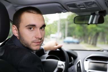 Arabayı süren adam. 