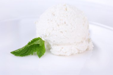 vanilyalı dondurma topları tabakta üzerine beyaz izole