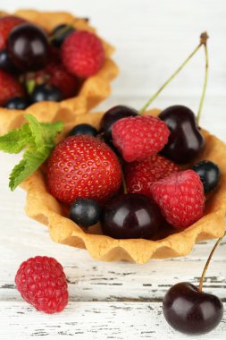 Ahşap masa üzerinde çilek ile lezzetli tartlets