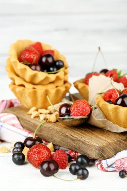 Ahşap masa üzerinde çilek ile lezzetli tartlets