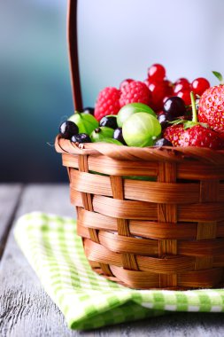 hasır sepet, parlak zemin üzerine ahşap masa üzerinde orman meyveleri