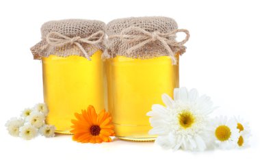 lezzetli taze bal ve kır çiçekleri, üzerinde beyaz izole dolu kavanoz