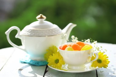 Tablo yakın çekim bardakta jöle şekerler