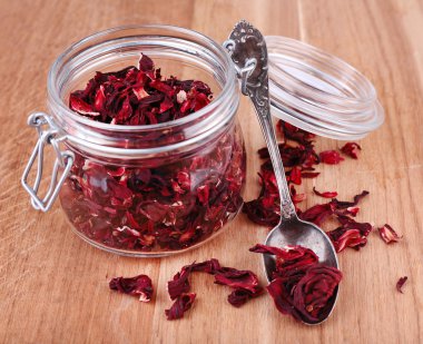 Hibiscus çay cam ahşap arka plan üzerinde kurutulmuş