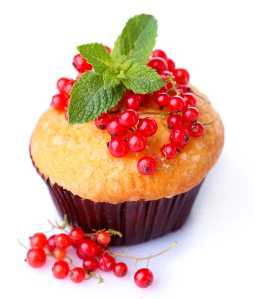 Smakelijke muffin met rode bessen geïsoleerd op wit — Stockfoto