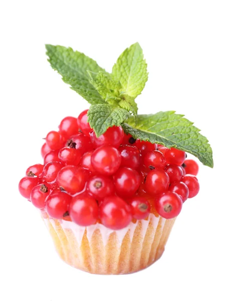 Smakelijke muffin met rode bessen geïsoleerd op wit — Stockfoto