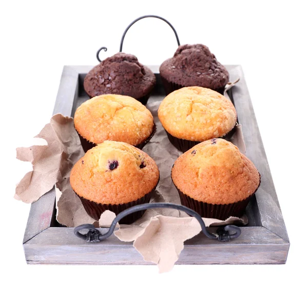 Läckra muffins på trä bricka isolerad på vit — Stockfoto