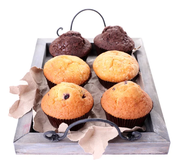 Smakelijke muffins op houten dienblad geïsoleerd op wit — Stockfoto