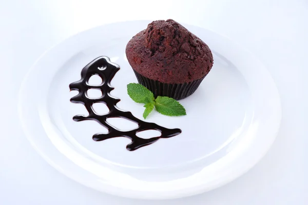 Muffin czekolady na płytkę na białym tle — Zdjęcie stockowe