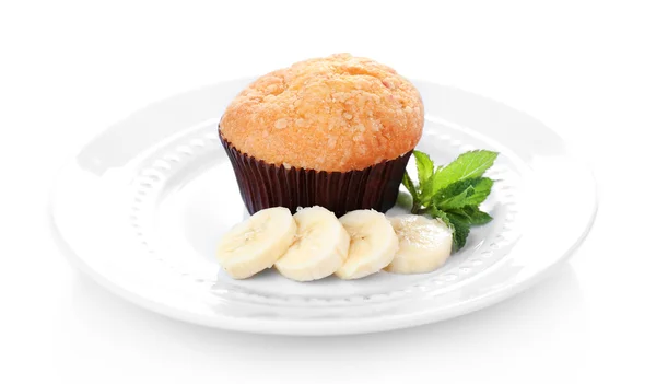 Gustoso muffin alla banana su piatto isolato su bianco — Foto Stock