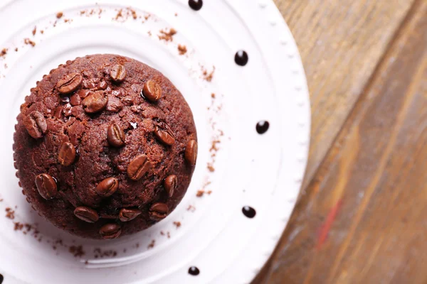 Choklad muffin på plattan trä bakgrund — Stockfoto
