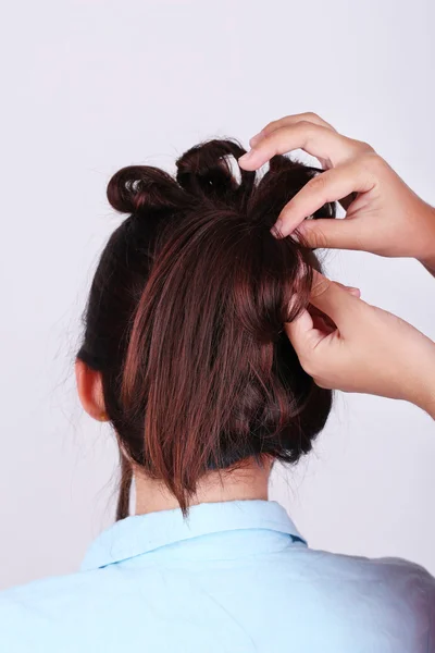 Criando penteados cabeleireiro — Fotografia de Stock