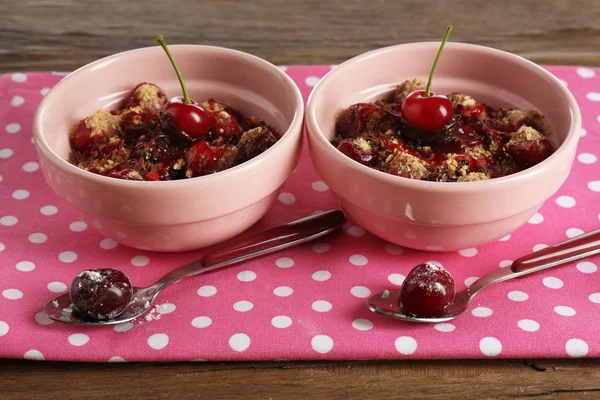 Savoureux dessert cerise sur la table — Photo