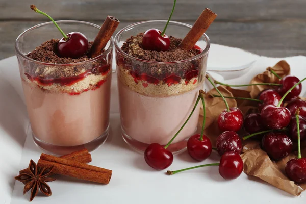 Sabroso postre de cereza en la mesa — Foto de Stock