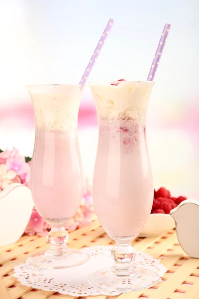 Delicioso batido na mesa — Fotografia de Stock