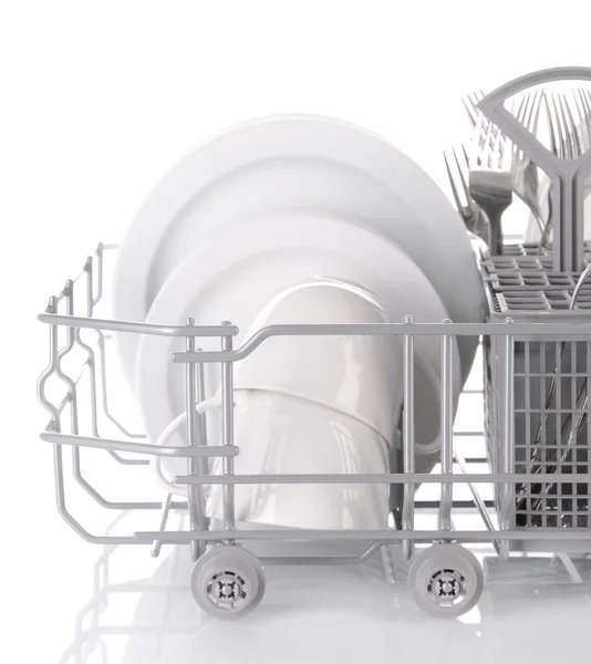 Čisté nádobí, sušení na kovových odkapávač, izolované na bílém — Stock fotografie