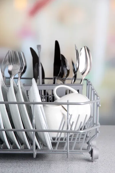 Limpiar los platos de secado en estante plato de metal sobre fondo claro —  Fotos de Stock