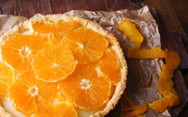 Zelfgemaakte oranje tart op houten achtergrond — Stockfoto