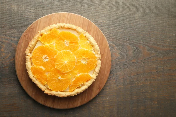 Crostata all'arancia fatta in casa su sfondo di legno — Foto Stock