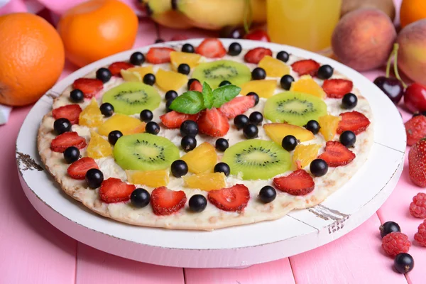 Пицца с фруктами на столе крупным планом — стоковое фото