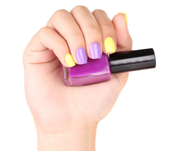 Mano femenina con elegantes uñas de colores sosteniendo botella con esmalte de uñas — Foto de Stock