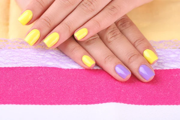 Mano femenina con uñas coloridas con estilo —  Fotos de Stock