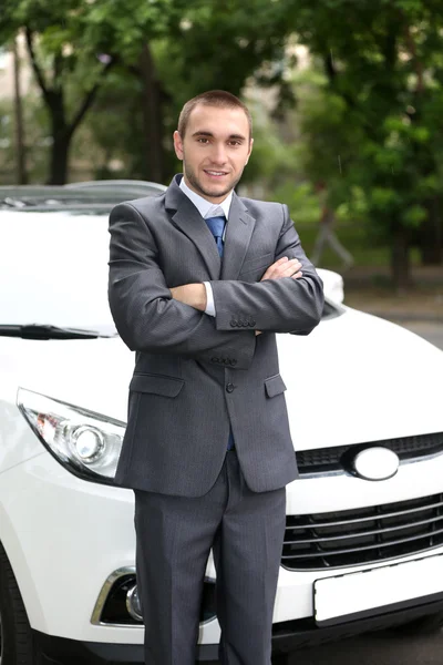 Man in de buurt van auto — Stockfoto