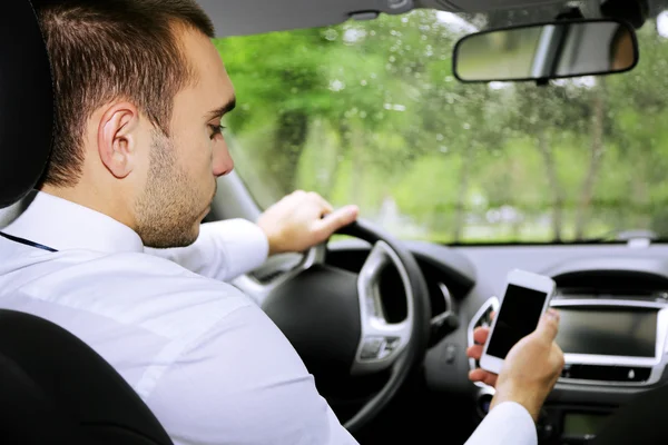 Mann fährt Auto — Stockfoto