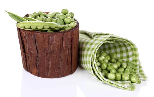 Guisantes frescos en tazón, aislados sobre blanco —  Fotos de Stock