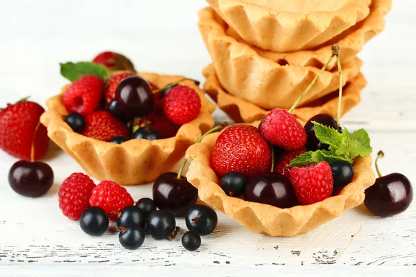 Chutné koláčky s ovocem na dřevěný stůl — Stock fotografie