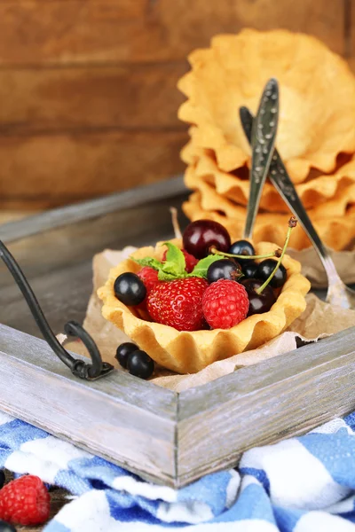 Tarte gustoase cu fructe de padure pe tava de lemn — Fotografie, imagine de stoc
