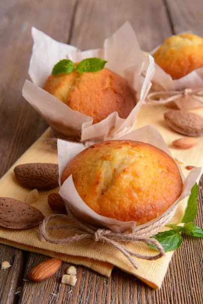 Välsmakande cupcakes på bordet närbild — Stockfoto