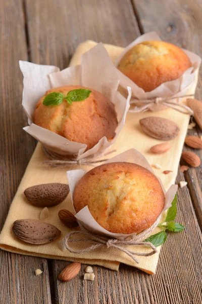 Välsmakande cupcakes på bordet närbild — Stockfoto