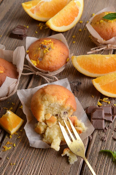 Mumsiga muffins med orange på tabell närbild — Stockfoto