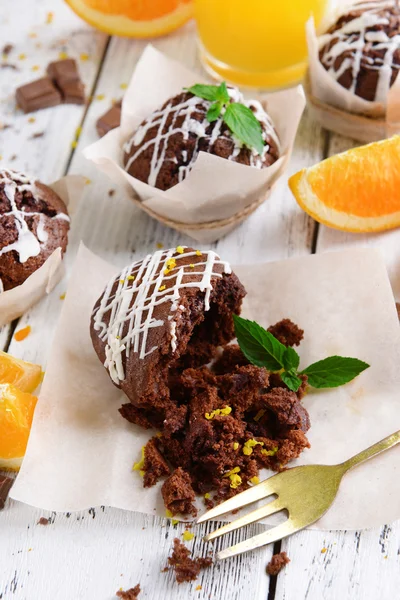 Mumsiga muffins med orange på tabell närbild — Stockfoto