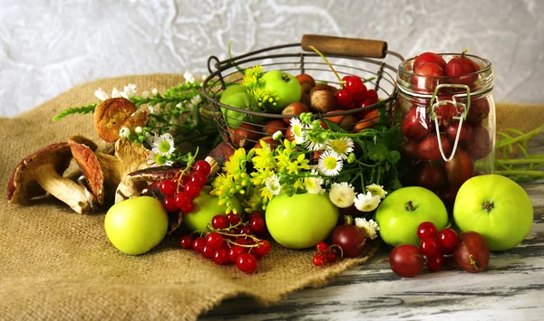 Bodegón con flores y frutas sobre la mesa —  Fotos de Stock