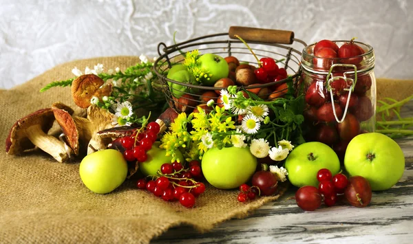 Still life with flowers and fruits on table — Stock Photo, Image