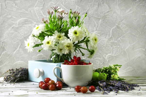 Natureza morta com flores e frutos na mesa — Fotografia de Stock