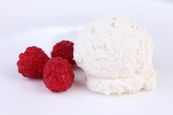 Romige ice cream met frambozen geïsoleerd op wit — Stockfoto