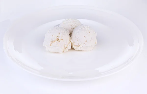 Boules de crème glacée vanille sur plaque, isolées sur blanc — Photo