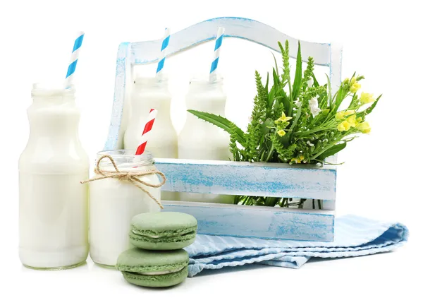 Milch in Flaschen mit Papierhalmen isoliert auf weiß — Stockfoto