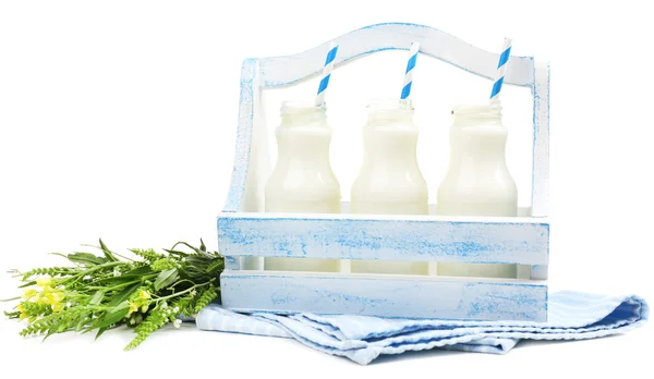 Melk in flessen met papier rietjes geïsoleerd op wit — Stockfoto