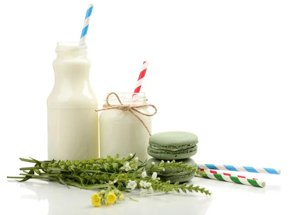 Молоко в пляшках з паперовими соломинками ізольовано на білому — стокове фото