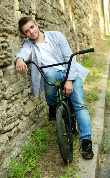 Niño en bicicleta BMX en el parque — Foto de Stock