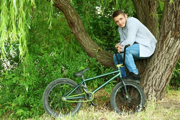 Jovem na bicicleta BMX no parque — Fotografia de Stock