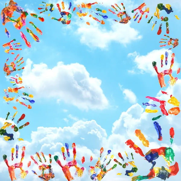 Marco de color manos impresión en el fondo del cielo — Foto de Stock