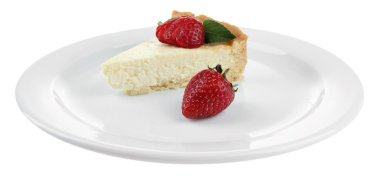 dilim cheesecake tabakta üzerine beyaz izole çilek ile