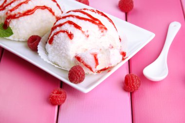 lezzetli Hindistan cevizi kek plaka üzerinde tablo yakın çekim